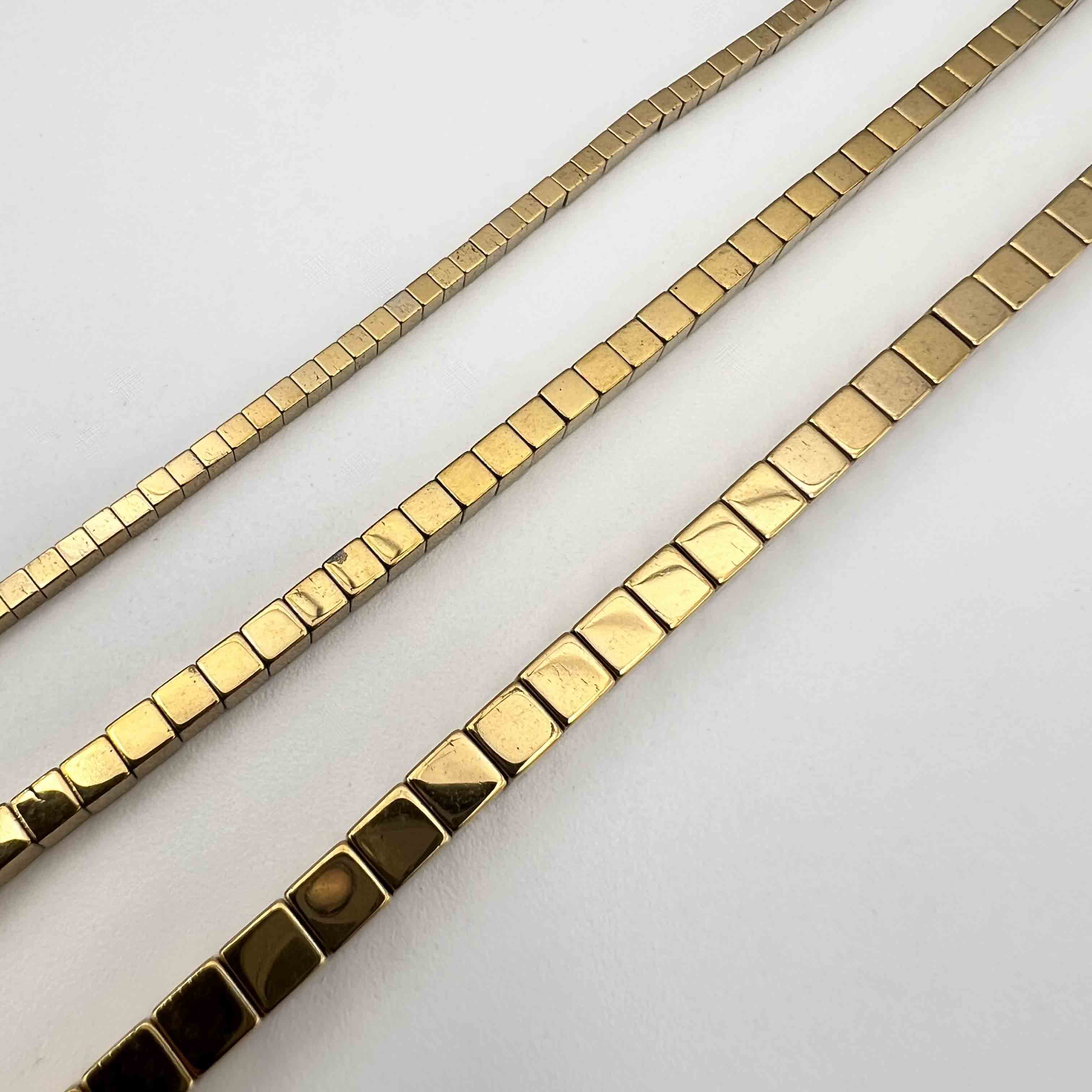 Cubes en hématite dorés