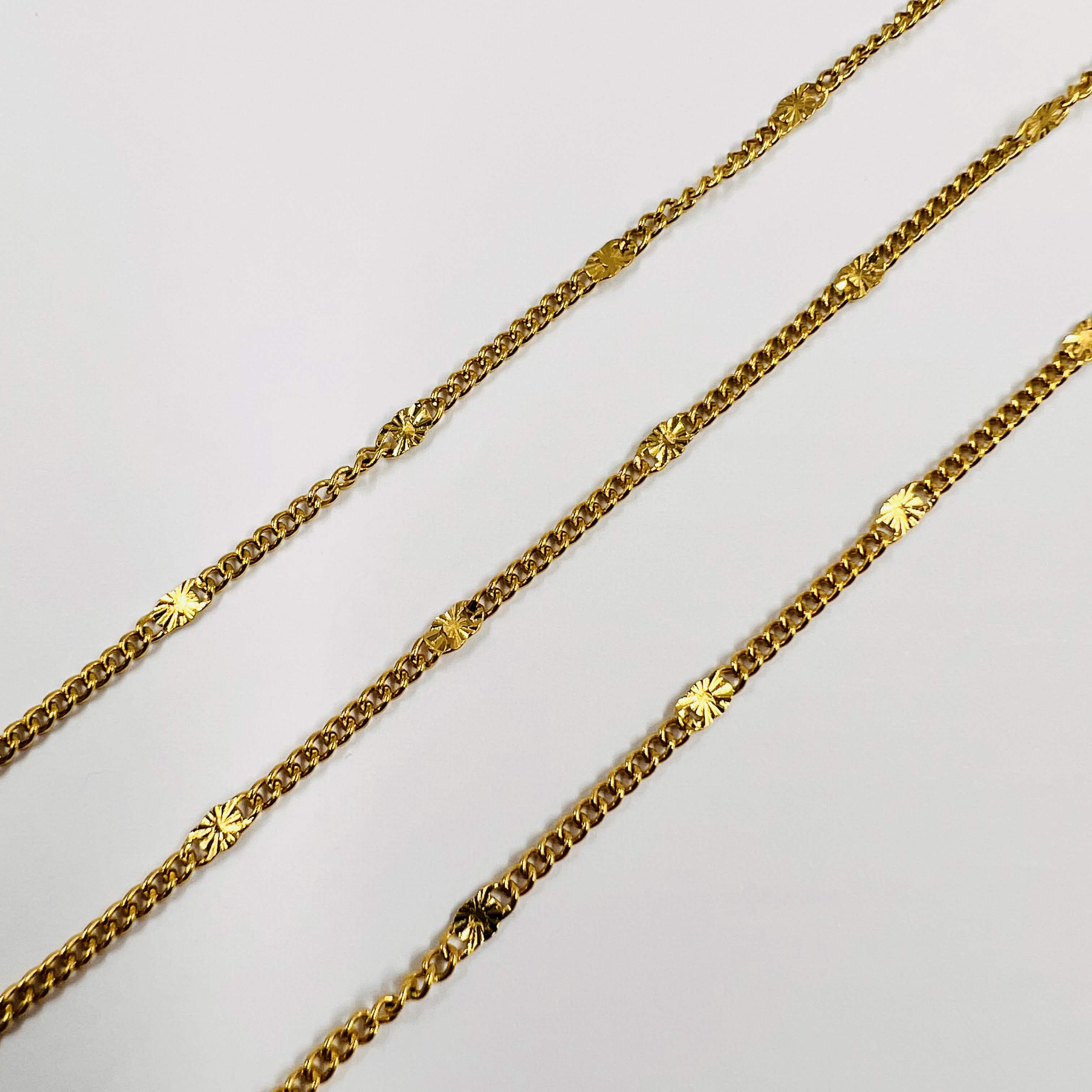 Chaine fine classique décorée