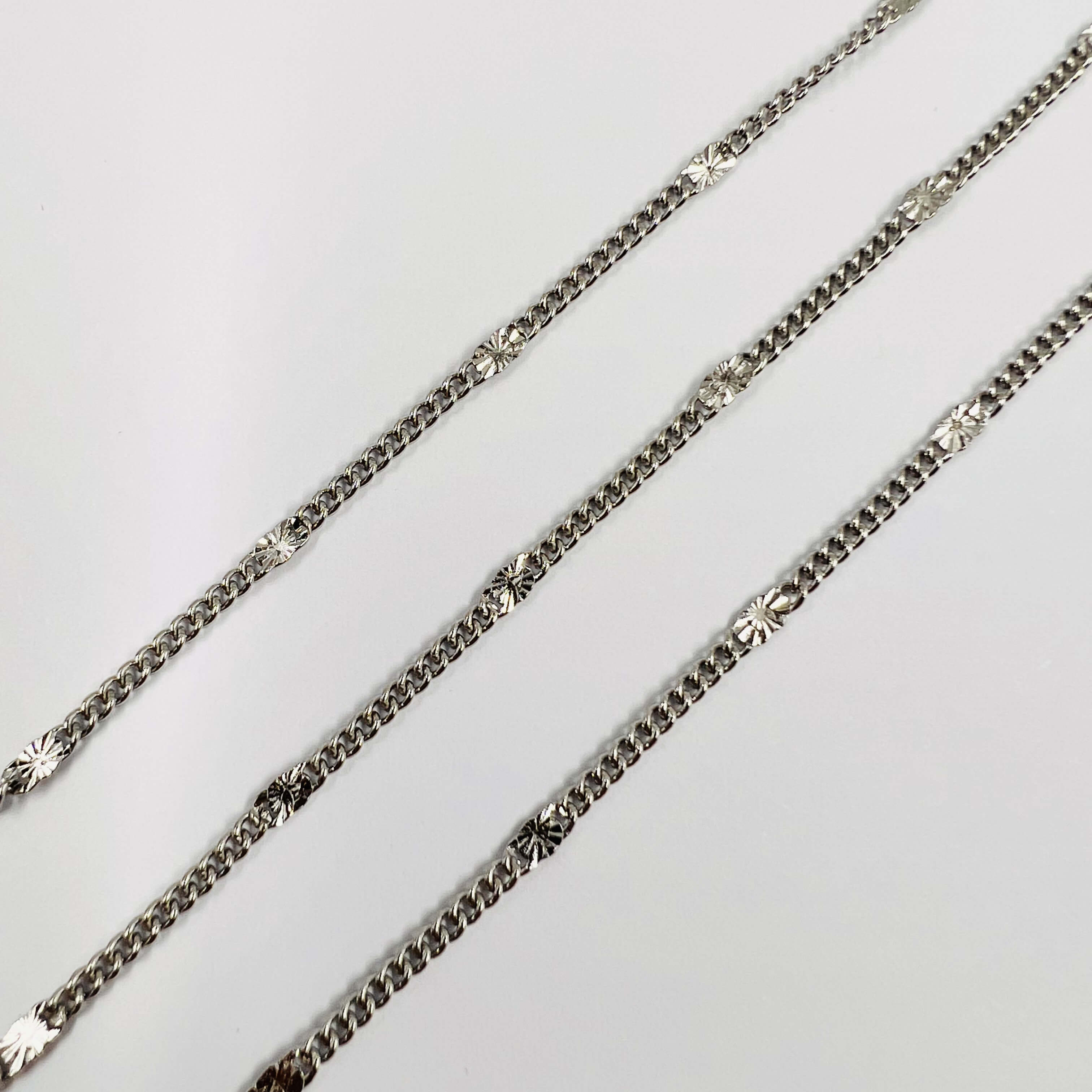 Chaine fine classique décorée