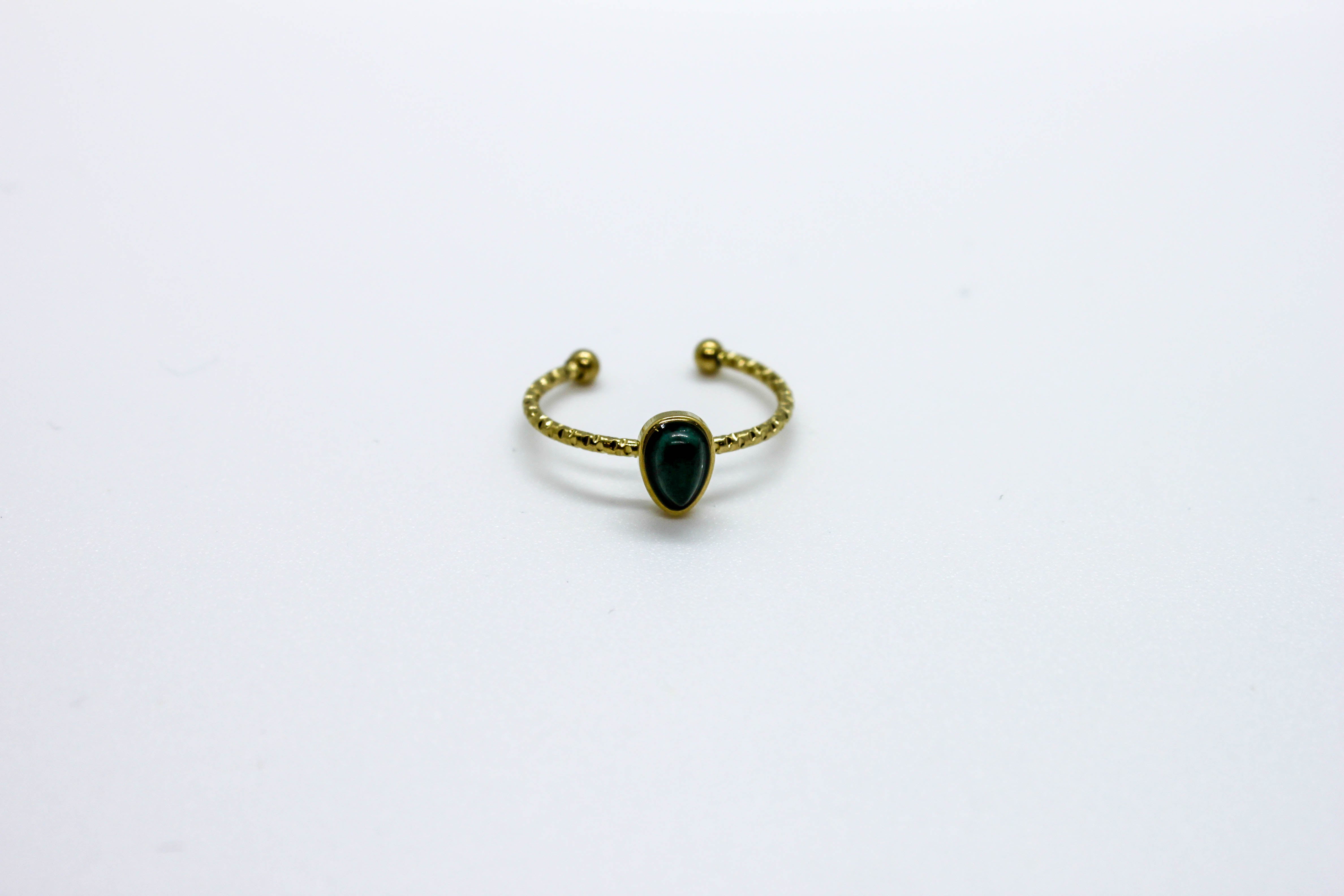 Bague fine à pierre ovale