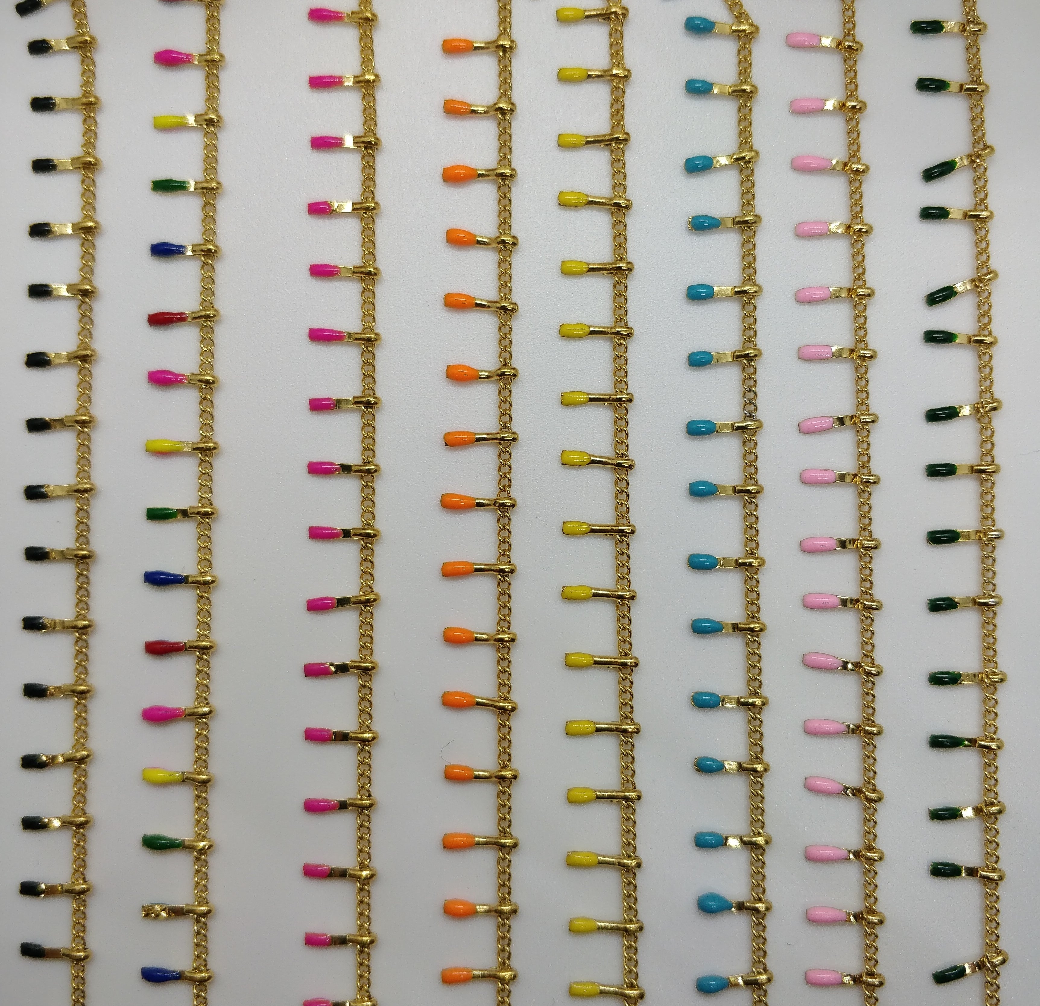 Chaine dorée bélière émaillé - plusieurs coloris