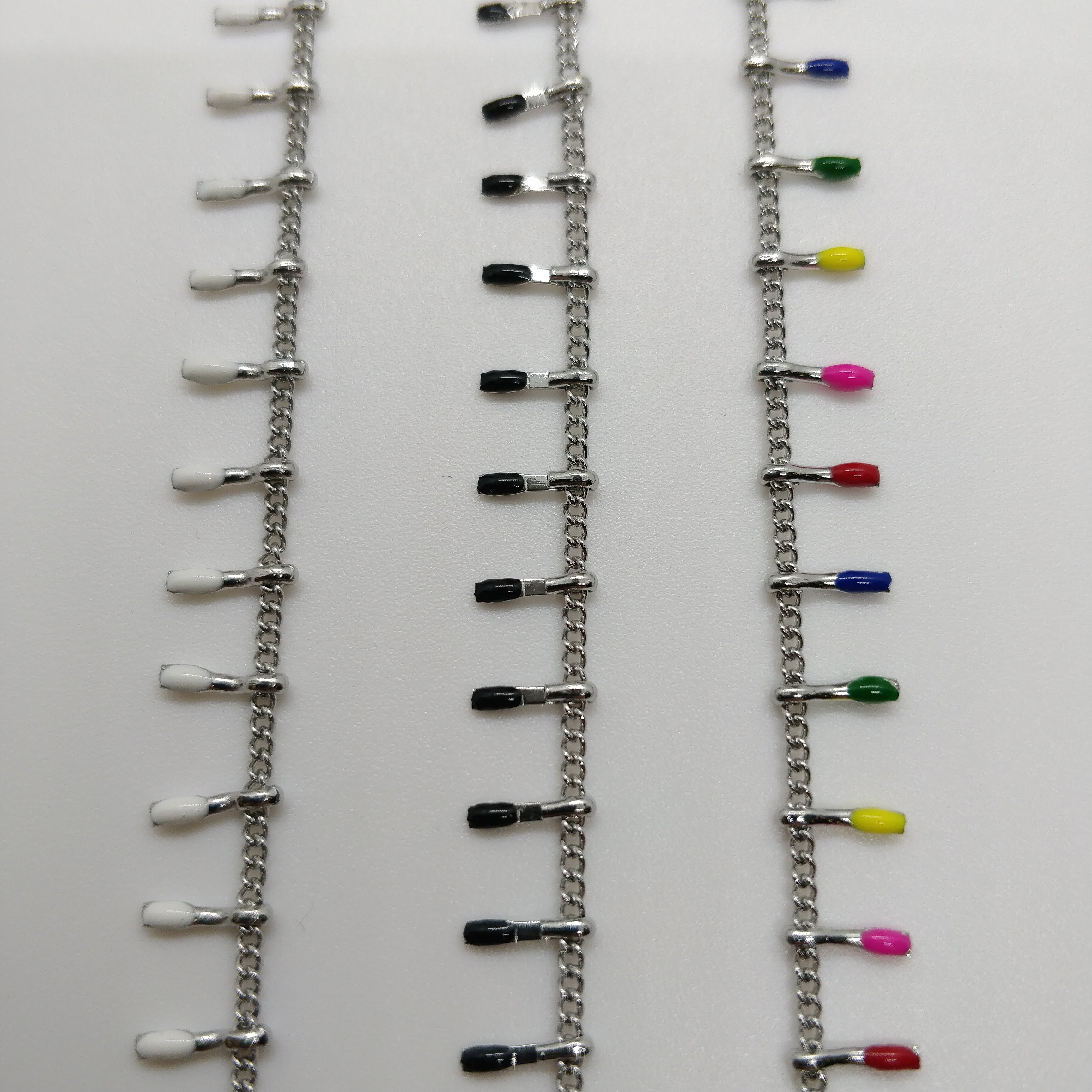 Chaine acier bélière émaillé - plusieurs coloris