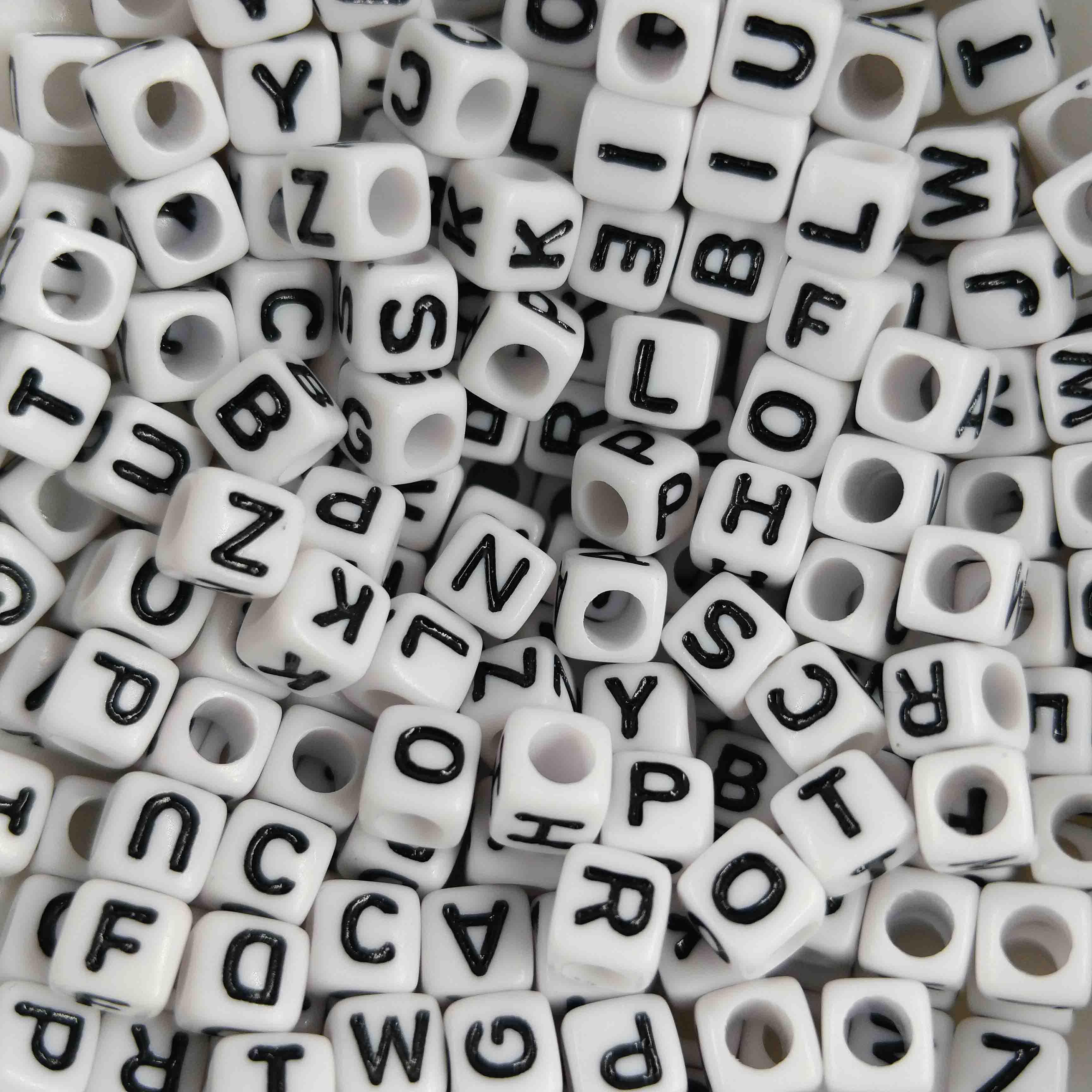 Perle lettre cube