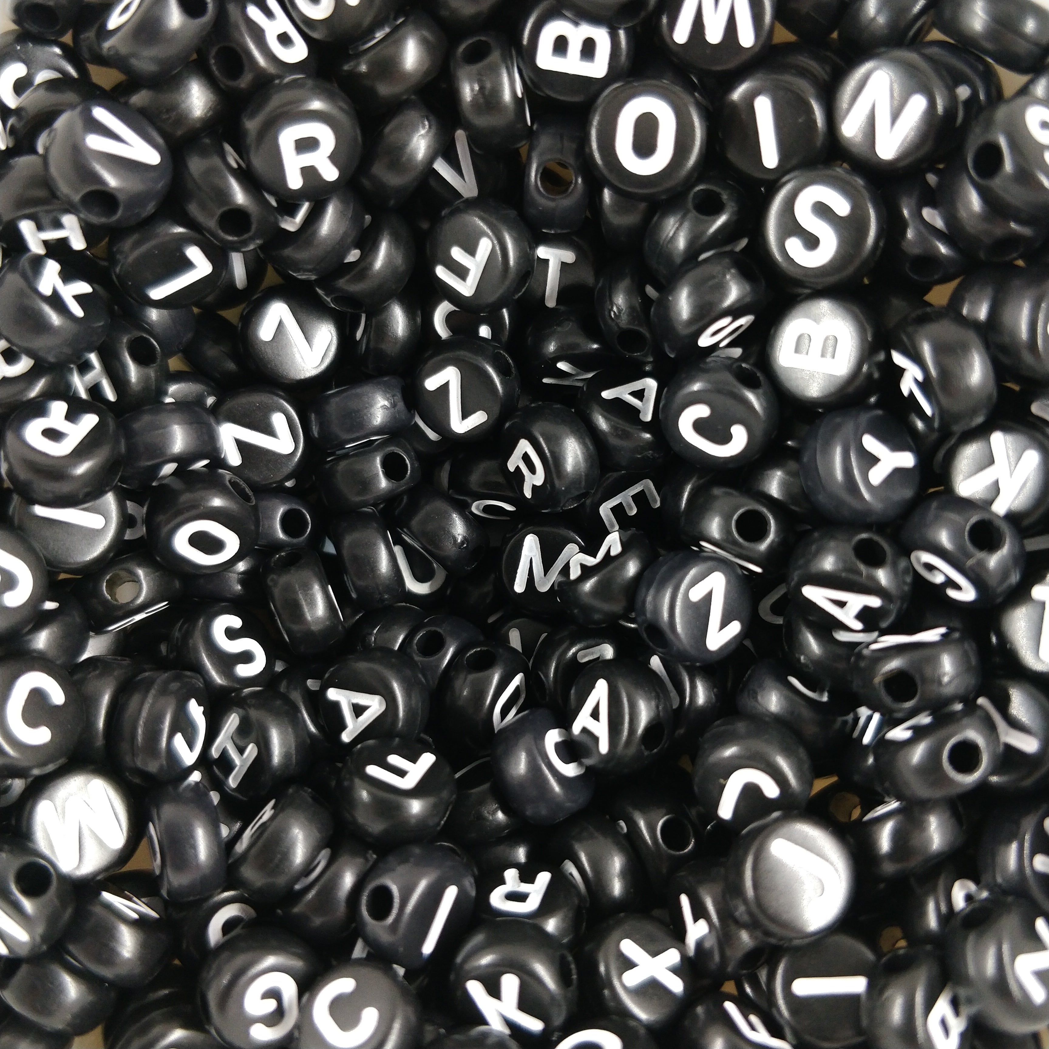Perle lettre alphabet ronde/carrée noire