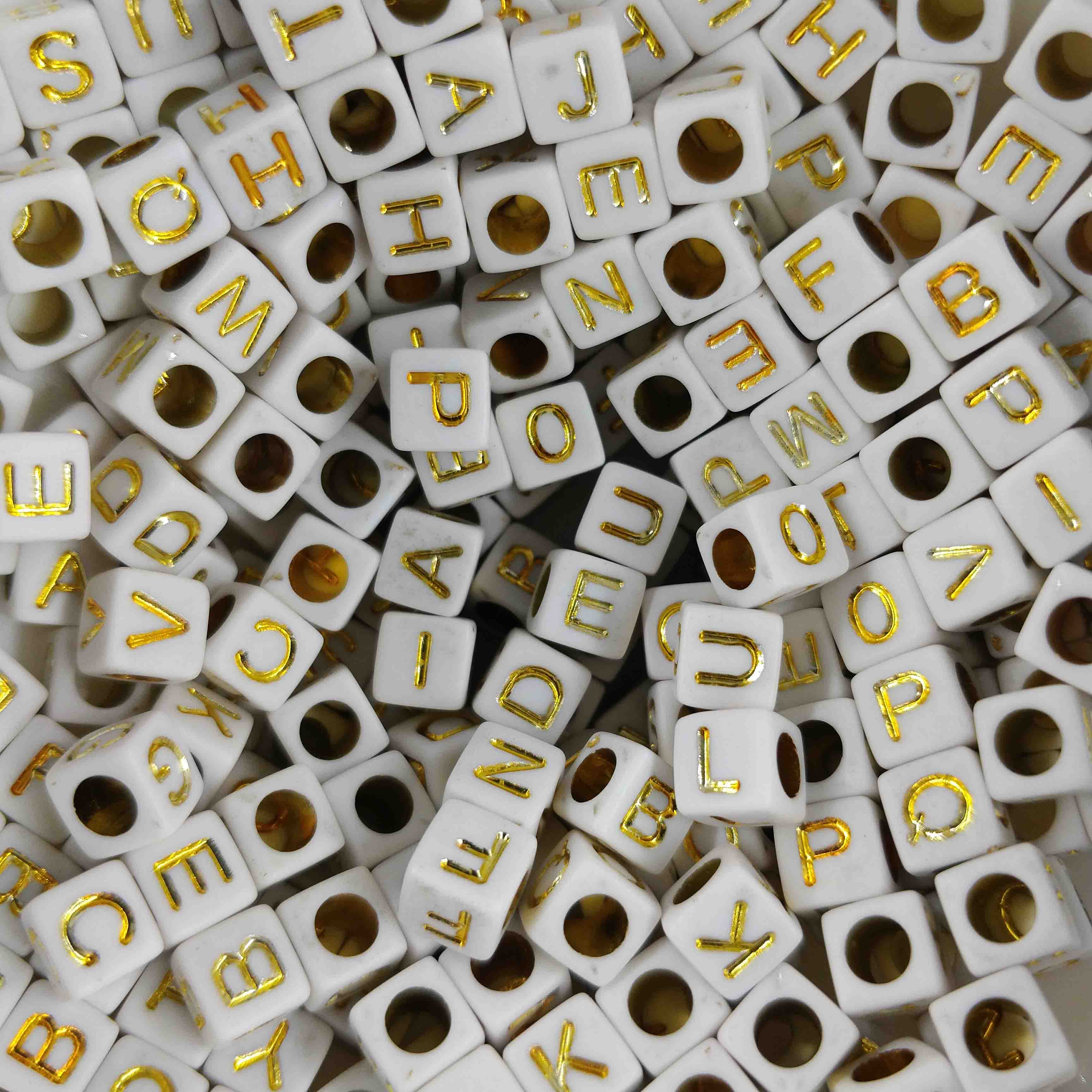 Perle lettre cube