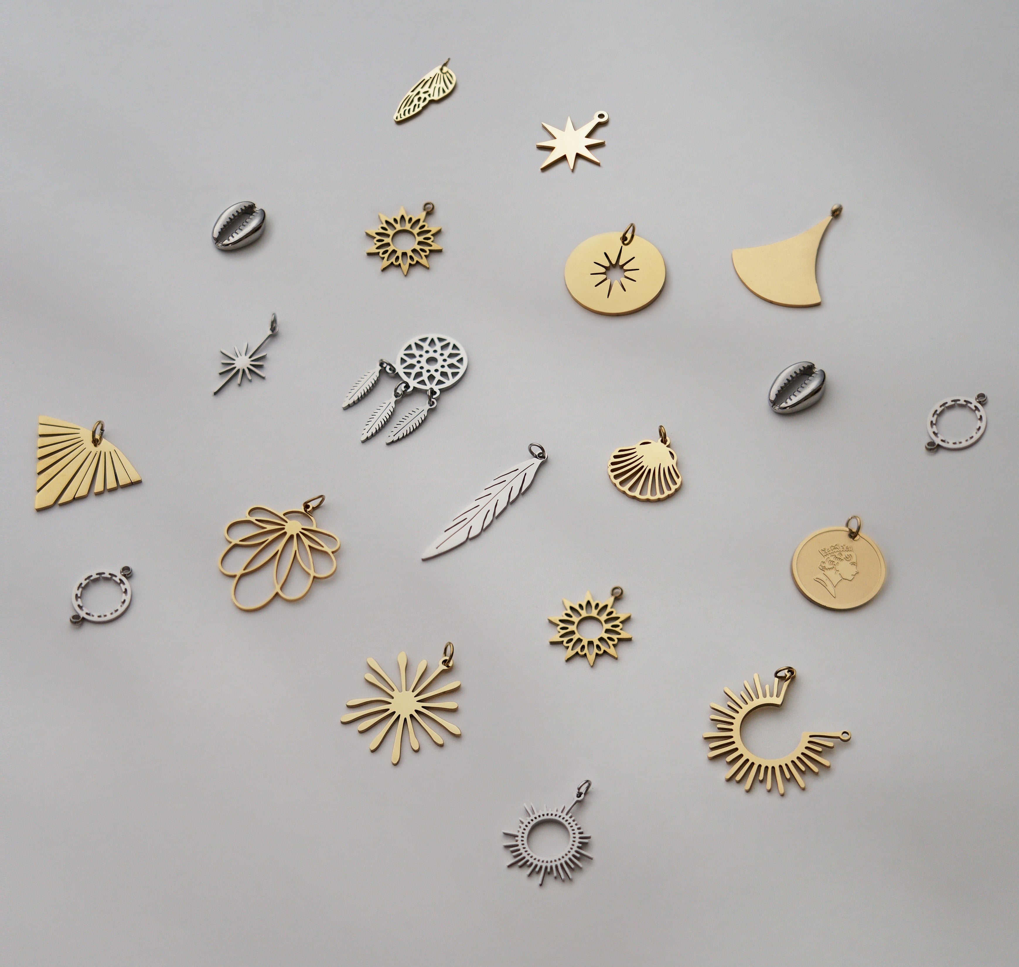 pendentifs et breloques en acier inoxydable ou en laiton pour créer et personnaliser tous vos bijoux DIY (collier, bracelets, boucles d'oreille).