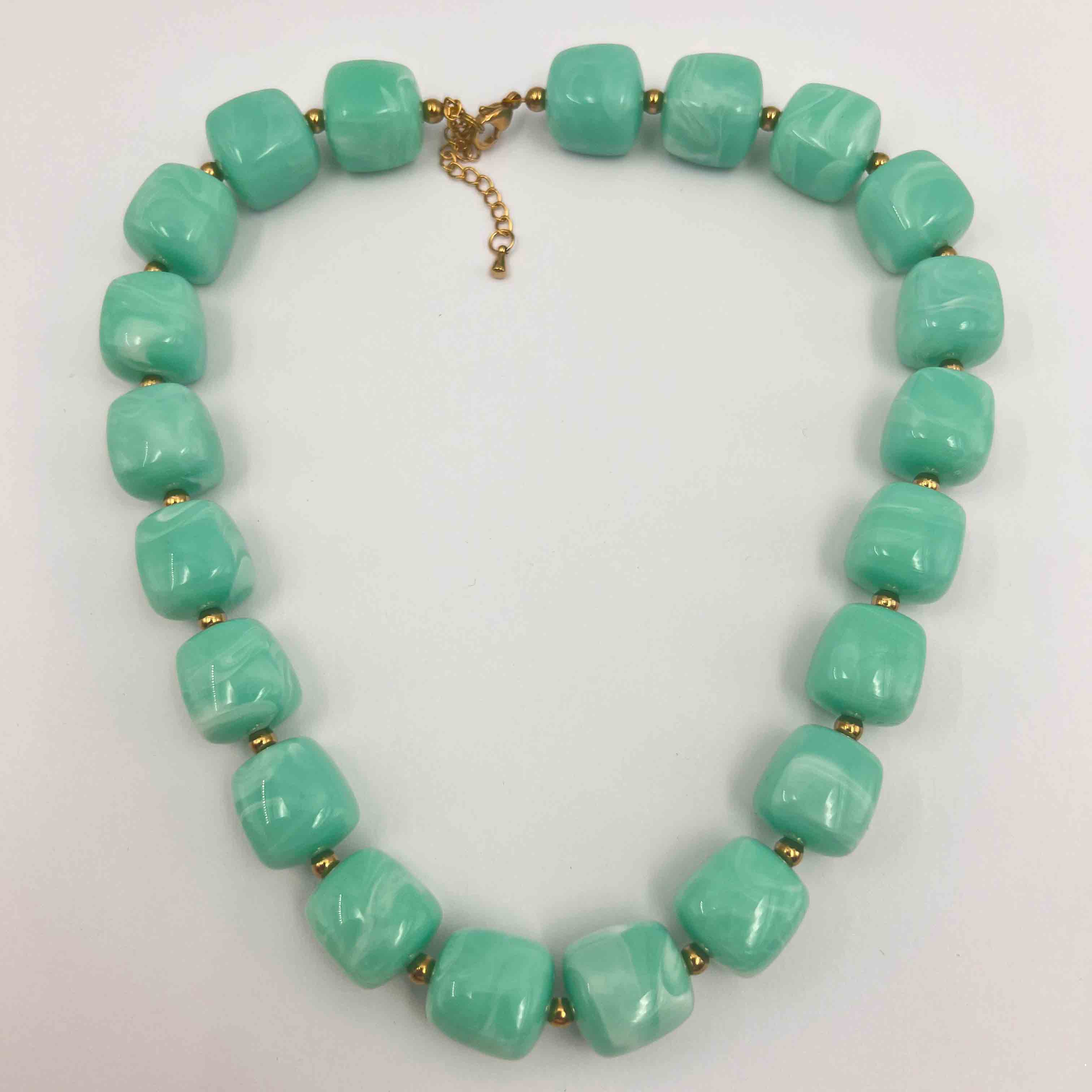 Collier cube acrylique