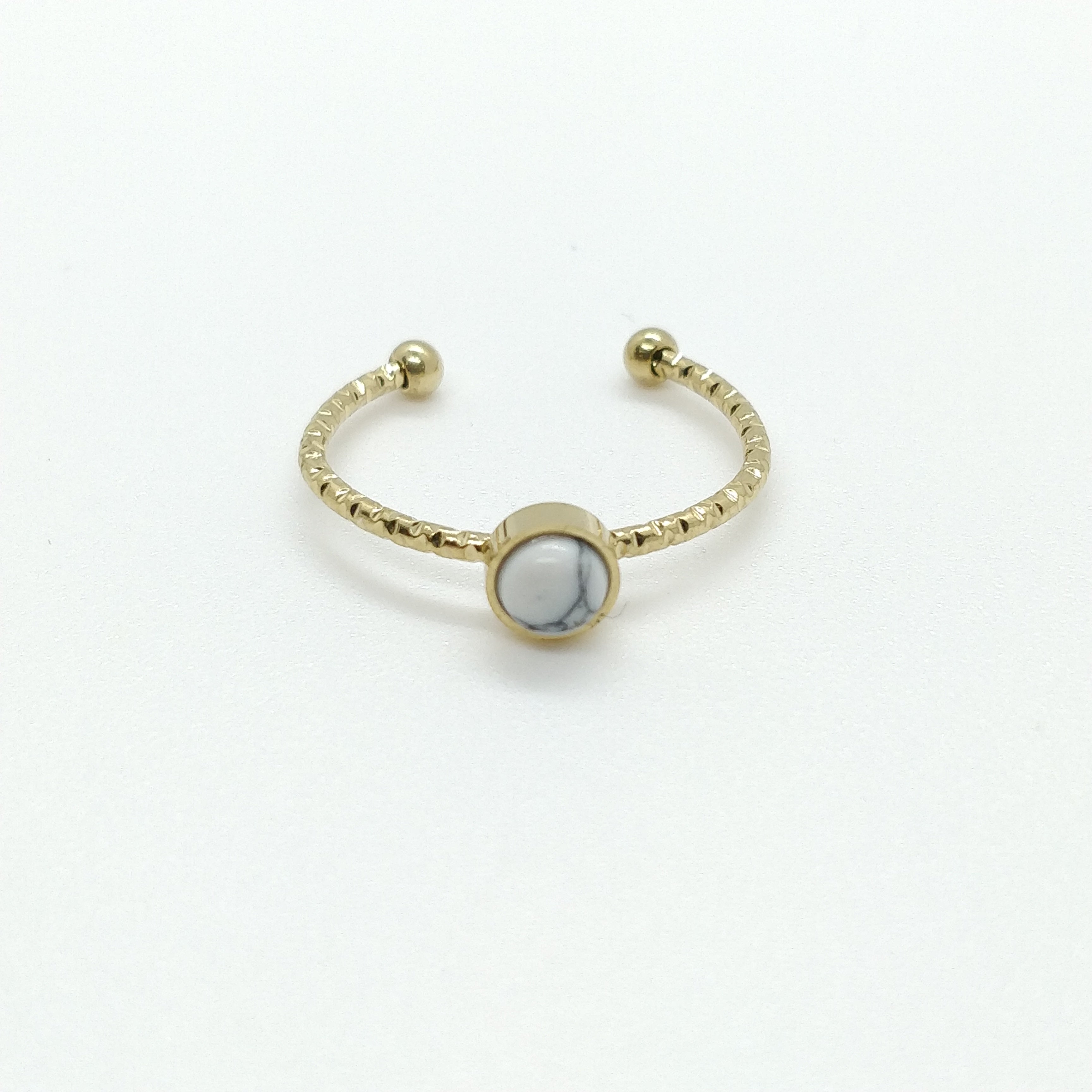 Bague fine à pierre ronde