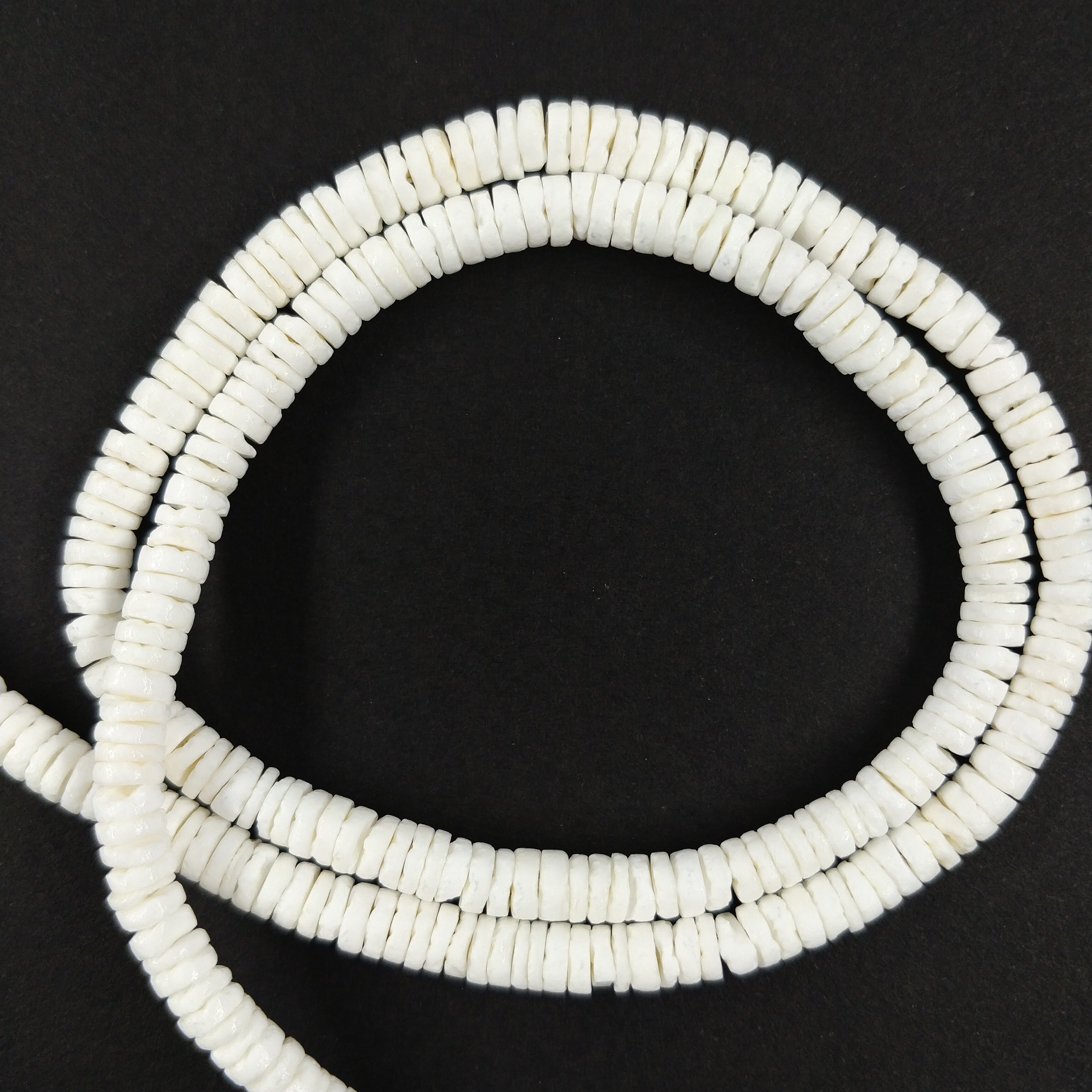 Perles Heishi en coquillage blanc