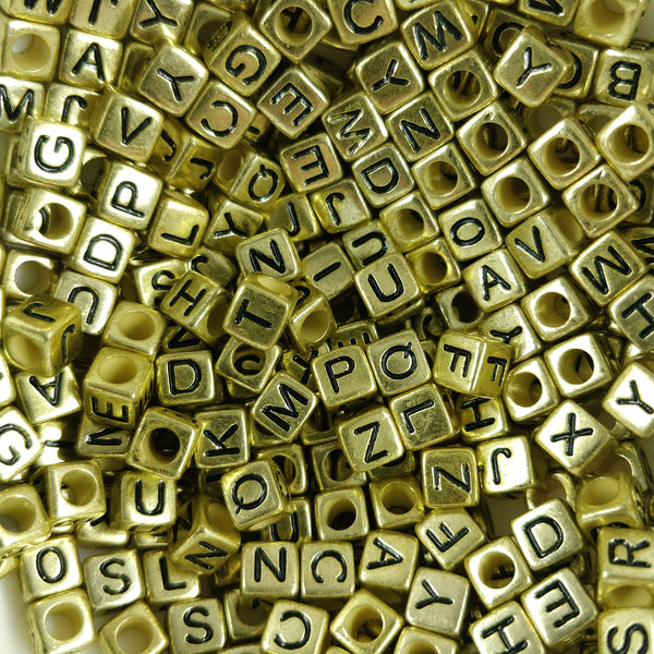 Perles lettres cubes gravés dorés
